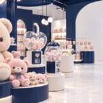 飛天小女警與熊熊遇見你聯名快閃店pastel色系絨毛玩偶與扭蛋機展示